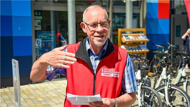 Führt die Gäste zu den „Fischhappen“: Helmut Korth.