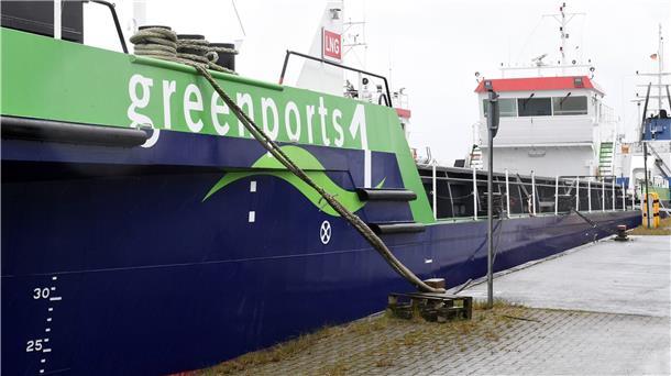 Fünf Jahre nach dem Stapellauf noch immer nicht in Betrieb: Die Klappschute „Greenports 1“, die Hafenschlick zur Deponie fahren soll.