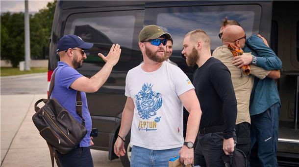 Kreml wegen Freilassung der Azovstal-Kämpfer kritisiert Fünf Kommandeure der Verteidigung des Stahlwerks Azovstal sind in die Ukraine zurückgekehrt.