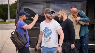 Fünf Kommandeure der Verteidigung des Stahlwerks Azovstal sind in die Ukraine zurückgekehrt.