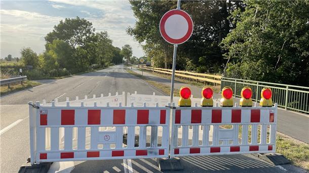 Fünf rote Laternen und das „Durchfahrt verboten“-Schild bedeuten: Hier ist Endstation. Die Sperrung der Landesstraße zwischen Brückenhof und Langwarden wird sich am Samstag aber wieder erledigt haben.