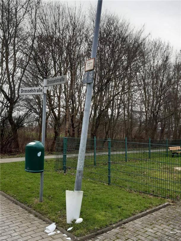 Fünf Straßenlaternen sind in Schwei zerstört worden.