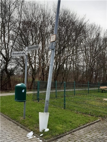 Fünf Straßenlaternen sind in Schwei zerstört worden.