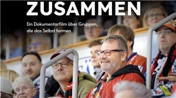Filmplakat zeigt Eishockey-Fans auf einer Zuschauertribüne. Darüber steht der Titel "Zusammen" und der Untertitel "Ein Dokumentarfilm über Gruppen, die das Selbst formen".