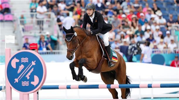 Fünfkämpfer Fabian Liebig zeigt einen fehlerlosen Ritt im Halbfinale.
