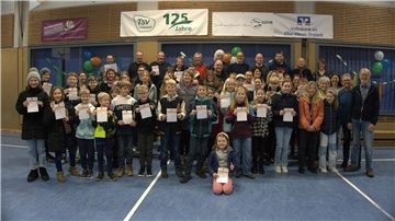 Für 87 Teilnehmer hat sich die Mühe gelohnt: Sie alle bekamen ihr Sportabzeichen in der Lunestedter Turnhalle. 
