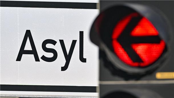 Für abgelehnte Asylbewerber soll es in Bayern bald kein Geld mehr geben, sondern Chipkarten zum begrenzten Einkauf bestimmter Waren.
