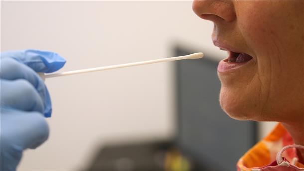 Für Beschäftigte, die nicht geimpft oder genesen sind, gilt künftig die Testpflicht am Arbeitsplatz. Für Beschäftigte in Pflegeheimen ist dann sogar das Impfen vorgeschrieben.