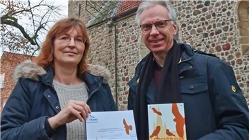 Für besonderen Einsatz im Artenschutz erhält Pastor Martin Knapmeyer, stellvertretend für die St.-Viti-Gemeinde, von Bettina Schroeder (NABU) die Auszeichnung „Lebensraum Kirchturm“.