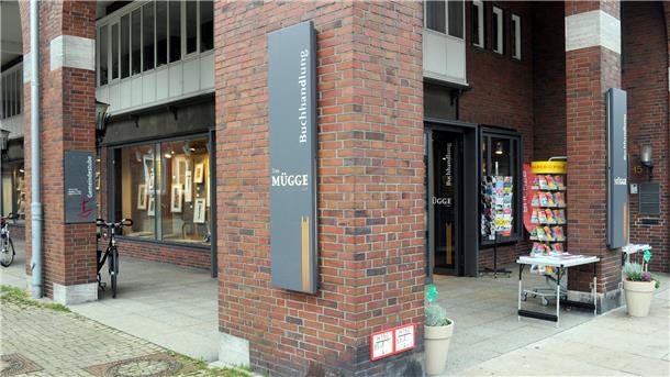 Blutet die Fußgängerzone aus? Diese Fachgeschäfte gab es früher in der „Bürger“ Für Bremerhaven ein ganz besonders herber Verlust: Inhaber Norbert Mattern muss seine Buchhandlung „Mügge“ aufgeben. Der neue Standort im ehemaligen Gemeindehaus war erst einige Jahre vor dem Aus bezogen worden.