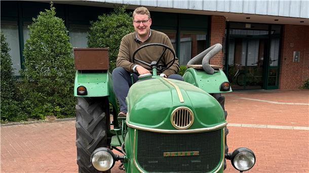 Bürgermeister Henrik Wärner geht auf Landpartie durch Schiffdorf Bürgermeister Henrik Wärner sitzt auf einem Oldtimer-Trecker vor dem Rathaus Schiffdorf.