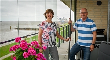 Für Carola Kapellen und ihren Mann Wolfgang bietet der Balkon im sechsten Stock täglich Kino mit Meerblick: Aus Potsdam ist das Paar im Oktober an den Lohmanndeich gezogen.