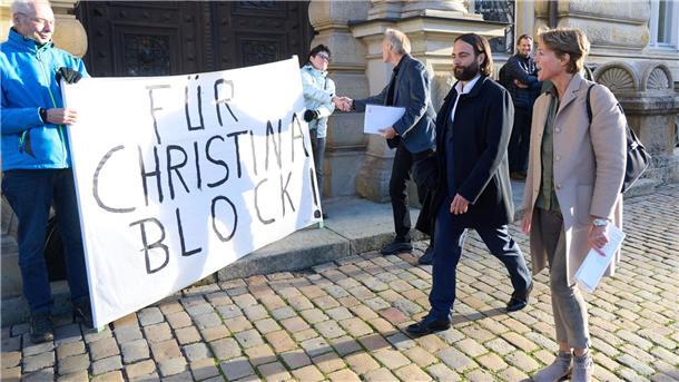 Christina Block: Lasse mich nicht zu Geständnis nötigen „Für Christina Block“ war vor Verhandlungsbeginn auf einem Plakat vor dem Landgericht zu lesen.