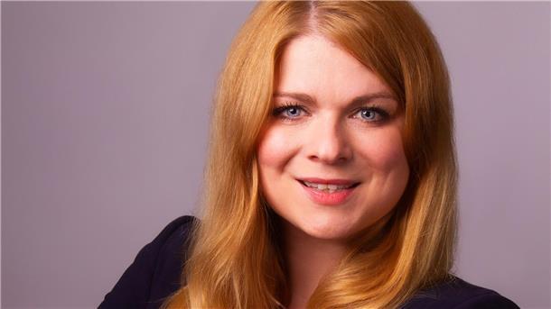 Eine Frau mit langen roten Haaren