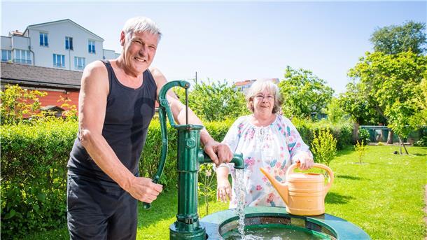 Für das Ehepaar Regine und Peter Masteit ist ihre Gartenparzelle im Kleingartenverein Geesthelle während der Corona-Pandemie der beste Ort