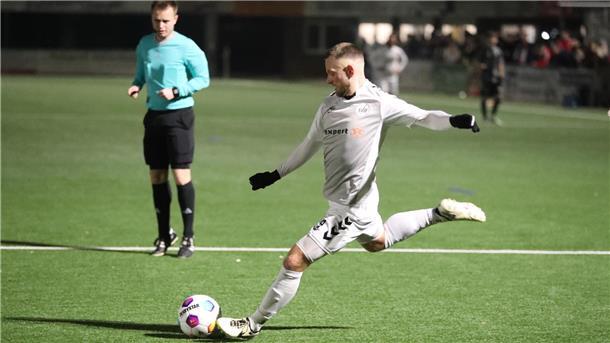 Patrick Lizius vom Fußball-Bezirksligisten SV Brake beim Schuss
