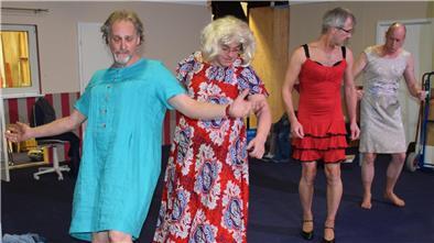 Vier Männer in Frauenkleidern