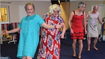 Vier Männer in Frauenkleidern