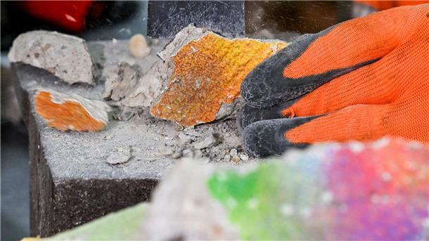 Die Mauer als Souvenir: Das Geschäft mit den Steinbrocken Für das Zerkleinern der Mauer braucht es viel Übung.