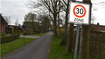 Eine ländliche Gegend mit einem Tempo-30-Verkehrsschild.