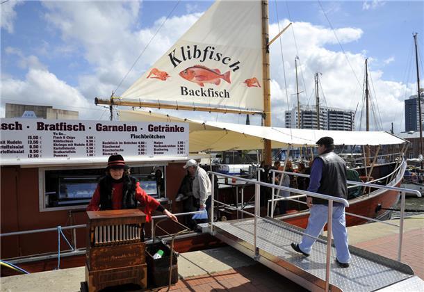 Für den kleinen Hunger zwischendurch bietet sich das Restaurantschiff „Klibfisch“ am Neuen Hafen an. Dort gibt es alle Arten von Fischbrötchen.