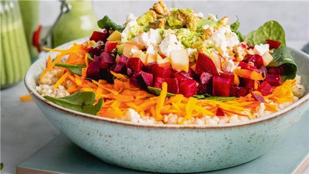 Die Kürbiszeit feiern – mit Ravioli-Kunst oder Fruchtsalat Für den Salat gibt man gekochte Gerste mit grob geraspeltem rohen Hokkaido-Kürbis in eine Schüssel, fügt Würfel von Rote Bete und Apfel sowie Babyspinat und Fetabrösel hinzu. Als Dressing empfiehlt sich ein Mix aus frischen Kräutern, Cashews und Knoblauch.
