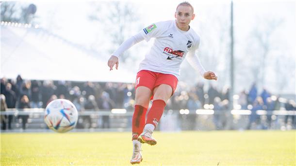 Werders Rekordtorschützin Cindy König mischt jetzt die Bezirksliga auf Eine Fußballerin beim Schuss