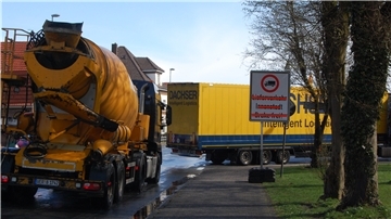 Für den überörtlichen Schwerlastverkehr gilt eine großräumige Umleitung. Ganz geklappt hat das am Dienstagmorgen noch nicht. Im Laufe des Vormittags wurde auch in Brake die Beschilderung nachgebessert. Das innerörtliche Straßennetz in Brake sowie die Ortsdurchfahrt Ovelgönne sind für schwere Laster nicht zugelassen.