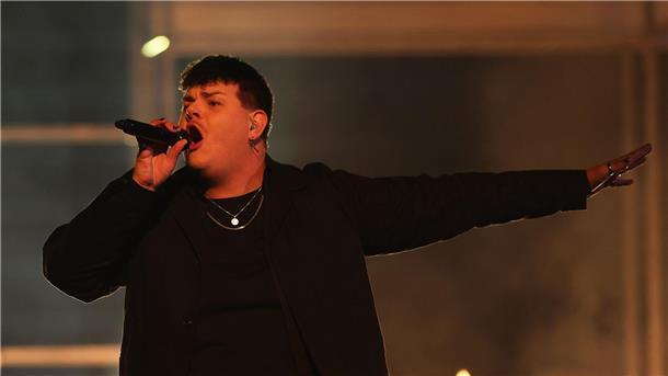 Buhrufe, Rauswurf, Festnahmen: Eklats bei ESC-Finale Für Deutschland rockte Isaak mit seinem Lied „Always on the Run“ die ESC-Bühne.