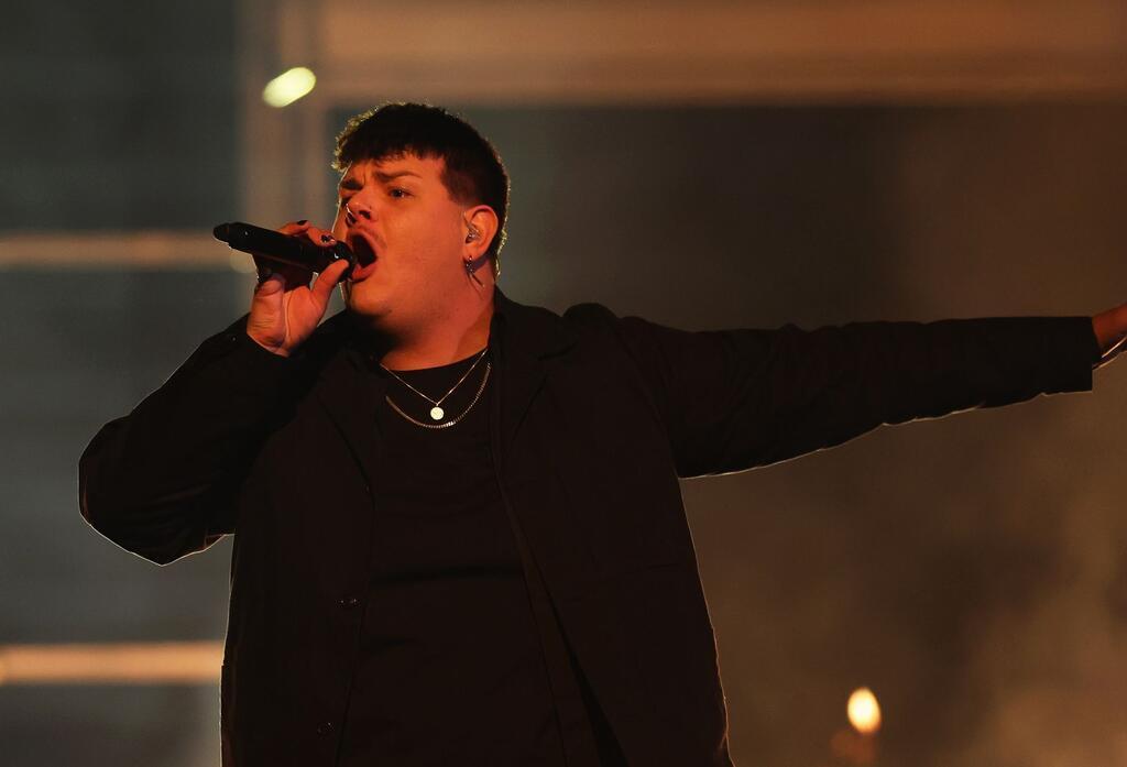 Schweiz gewinnt Chaos-ESC - Deutschland Zwölfter Für Deutschland rockte Isaak mit seinem Lied „Always on the Run“ die ESC-Bühne.