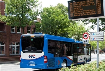 Ein Bus steht am Zevener Busbahnhof.
