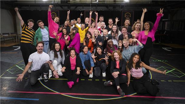 Für die Darsteller, die Crew und das Orchester hat mit dem Probenstart für „&JULIA“ die heiße Phase bis zur Deutschlandpremiere am 30. Oktober begonnen.