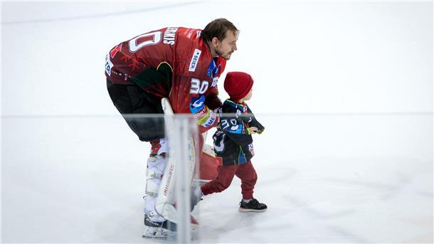 Für die Familie haben die Spieler der Fischtown Pinguins (hier Kristers Gudlevskis mit seinem Sohn Leonels) in diesem Jahr an Weihnachten nur wenig Zeit.