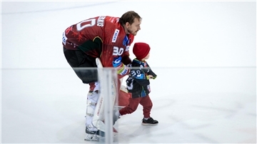 Für die Familie haben die Spieler der Fischtown Pinguins (hier Kristers Gudlevskis mit seinem Sohn Leonels) in diesem Jahr an Weihnachten nur wenig Zeit.