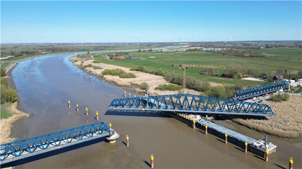 Bahn testet Öffnen und Schließen der neuen Friesenbrücke Für die Inbetriebnahme der neuen Friesenbrücke testet die Deutsche Bahn das drehbare Mittelelement.