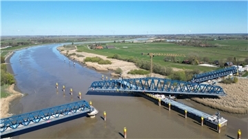 Für die Inbetriebnahme der neuen Friesenbrücke testet die Deutsche Bahn das drehbare Mittelelement. 