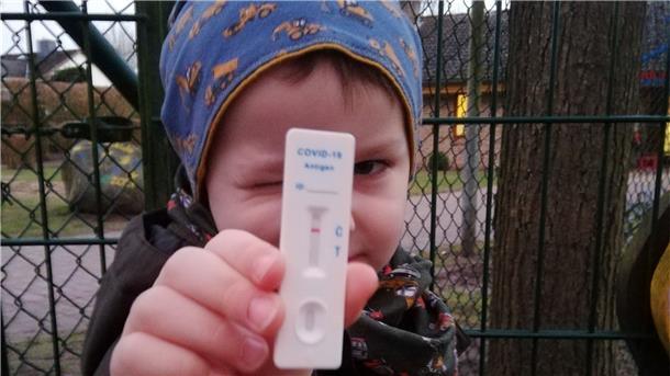 Für die Kinder sind die Corona-Tests zwar lästig, aber annehmbar. Mittlerweile gehören sie schon zum Alltag dazu.