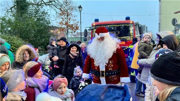 Der Weihnachtsmann besucht den Weihnachtsmarkt in Blexen. 
