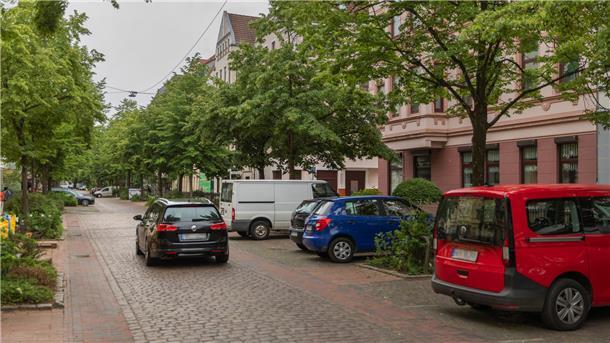 Prozess macht deutlich: Die Goethestraße ist ein Drogen-Hotspot in Bremerhaven Auto fährt durch eine Wohnstraße.