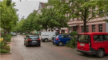 Prozess macht deutlich: Die Goethestraße ist ein Drogen-Hotspot in Bremerhaven Auto fährt durch eine Wohnstraße.