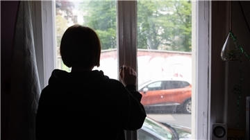 Kind am Fenster