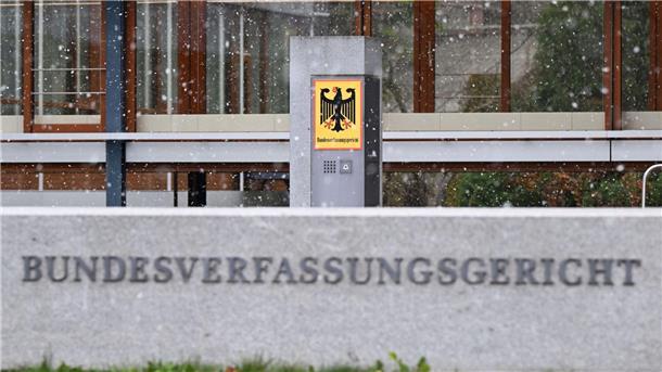 Was ist bei Terrorabwehr erlaubt? Verfassungsgericht prüft Für die Verhandlung in Karlsruhe stehen unter anderem Fragen zur Datenerhebung und -verarbeitung sowie zur Löschungspraxis des BKA auf der Agenda.