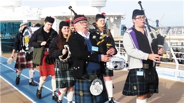 Für die Videodreharbeiten auf dem Kreuzfahrtschiff wählten die Happy German Bagpipers drei Eigenkompositionen aus.