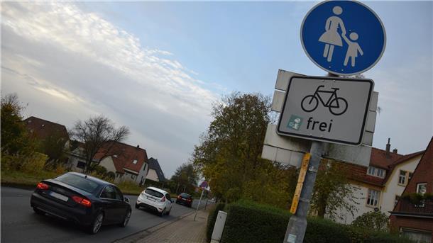 Straße mit Autos und ein Verkehrsschild