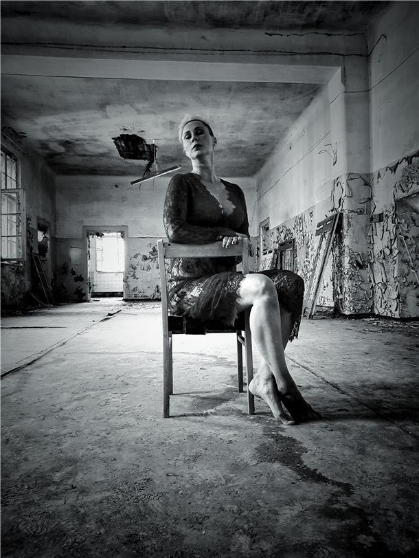 Für dieses Bild saß Jessica Titz Modell in den Räumen einer ehemaligen psychiatrischen Einrichtung in Brandenburg.