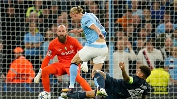 Für dieses Foul sah Di Lorenzo (rechts) Rot, Haaland traf gegen Neapel dennoch - und hat nun 50 Champions-League-Tore erzielt.
