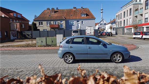 Das Foto zeigt eine Freifläche an der Müllerstraße in Nordenham. Das städtische Grundstück soll verkauft werden.