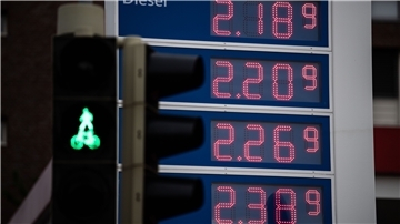 Die Spritpreise werden an einer Tankstelle am frühen Morgen angezeigt.