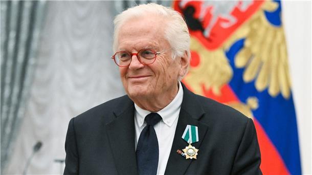 Für eine Ordensverleihung im Kreml ist der deutsche Dirigent und Pianist Justus Frantz trotz westlicher Sanktionen nach Russland gereist.