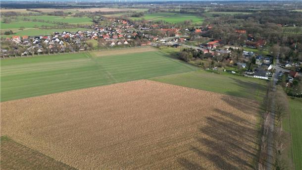 Für einen 34.000 Quadratmeter großen Teil dieser Ackerfläche am Ortsausgang in Richtung Stapel soll ein Bebauungsplan aufgestellt werden.